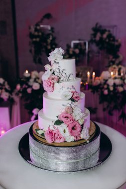 Çiçekli güzel gurme düğün pastası     