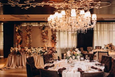 Düğün resepsiyonundaki lüks şenlik masasının yakın plan görüntüsü          