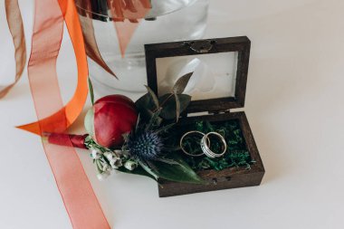 Kapalı - dekoratif kutuda güzel bir alyans 