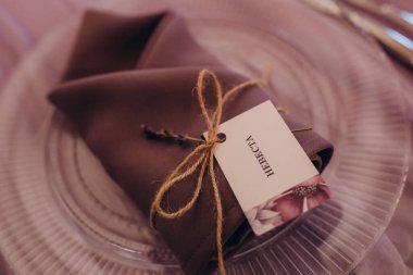 Düğün resepsiyonundaki zarif masa manzarası