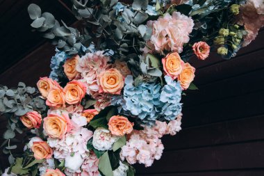 Güzel çiçeklerin yakın çekim görüntüsü, zarif düğün dekoru.        