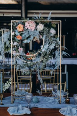 Düğün resepsiyonu için şık bir masa.             