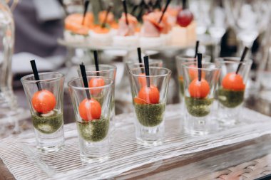 Atıştırmalık bardaklarla dolu yemek masası.