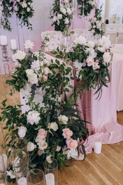 Güzel çiçeklerin yakın çekim görüntüsü, zarif düğün dekoru.        