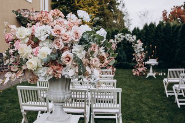 Güzel çiçeklerin yakın çekim görüntüsü, zarif düğün dekoru.        