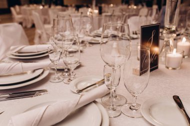 Düğün resepsiyonundaki lüks şenlik masasının yakın plan görüntüsü          