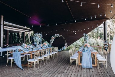 Düğün resepsiyonu için şık bir masa.             