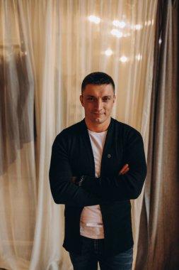 Yakışıklı bir gencin yakın portresi.  