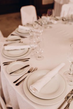 Düğün resepsiyonundaki lüks şenlik masasının yakın plan görüntüsü          
