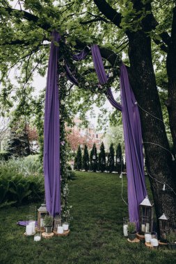 Açık hava düğün töreni için güzel çiçeklerle süslenmiş zarif kemer.       