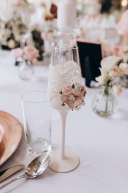 Restoranda çiçeklerle süslenmiş zarif bir düğün masası.                                