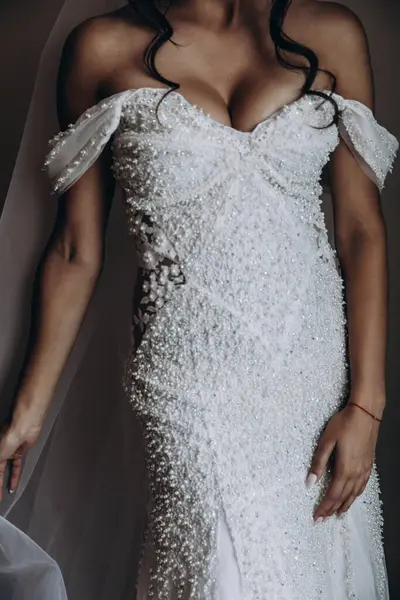 Kırpılmış gelin resmi zarif beyaz gelinlik içinde