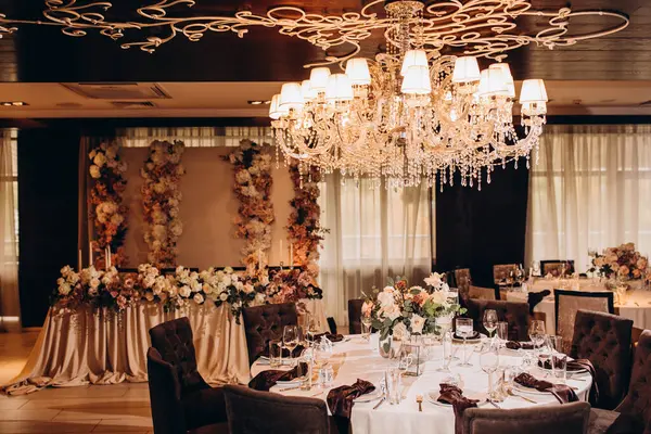 Düğün resepsiyonundaki lüks şenlik masasının yakın plan görüntüsü          