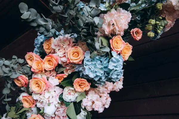 Güzel çiçeklerin yakın çekim görüntüsü, zarif düğün dekoru.        