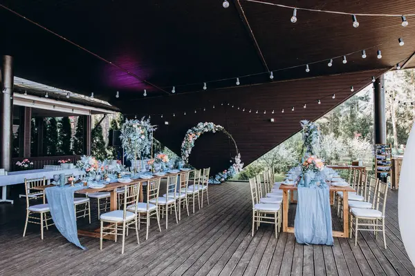 Düğün resepsiyonu için şık bir masa.             