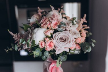 Yakın plan güzel bir düğün çiçeği buketi.       