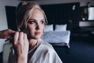 Sabah makyajlı ve saç stili güzel gelinin portresi. 