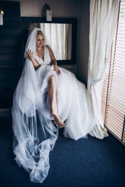 Güzel genç gelin düğün sabahı yatak odasında.       