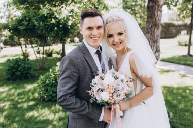 Güzel, mutlu, genç bir çift parkta poz veriyor.          