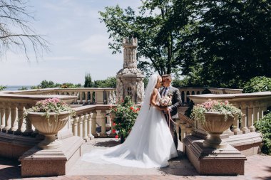 Güzel gelin ve damat düğün günlerinde eski şehir parkında poz veriyorlar. 