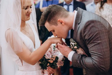 Mutlu gelin ve damat düğün töreninde            