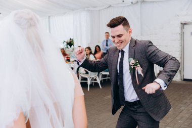 Mutlu gelin ve damat düğün günü dans ediyor.