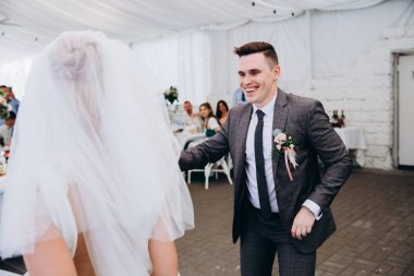 Güzel, mutlu, genç bir çift içeride dans ediyor.