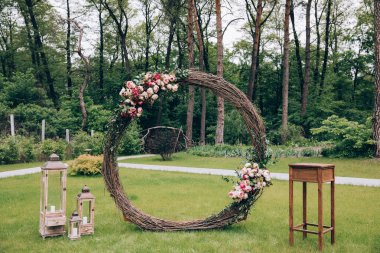 Çiçeklerle süslenmiş dallardan yapılmış düğün kemeri. 