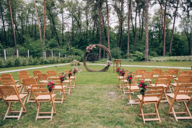 Çiçeklerle süslenmiş dallardan yapılmış düğün kemeri. 