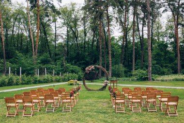 Çiçeklerle süslenmiş dallardan yapılmış düğün kemeri. 