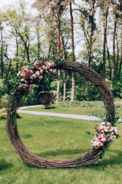 Çiçeklerle süslenmiş dallardan yapılmış düğün kemeri. 