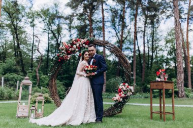 Bahçede düğün töreni, güzel yeni evliler. 