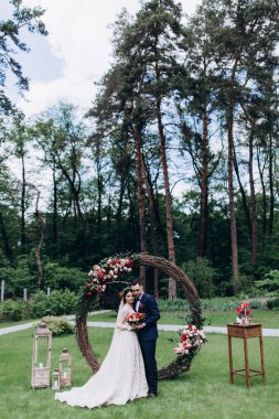 Bahçede düğün töreni, güzel yeni evliler. 