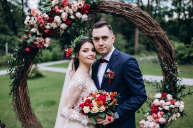 Bahçede düğün töreni, güzel yeni evliler. 