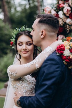 Bahçede düğün töreni, güzel yeni evliler. 