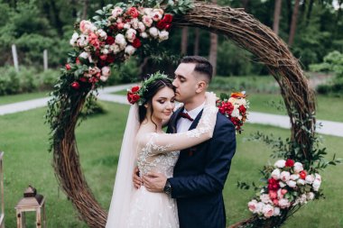 Bahçede düğün töreni, güzel yeni evliler. 