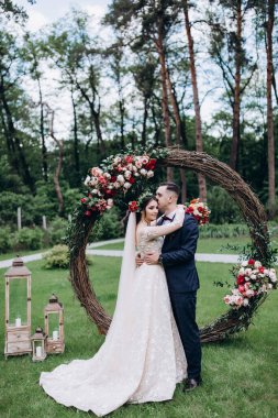 Bahçede düğün töreni, güzel yeni evliler. 