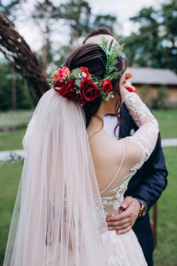 Dışarıda birbirine aşık güzel bir çift var.   