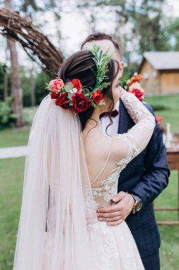 Dışarıda birbirine aşık güzel bir çift var.   