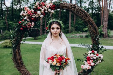 Düğün buketi olan güzel gelin