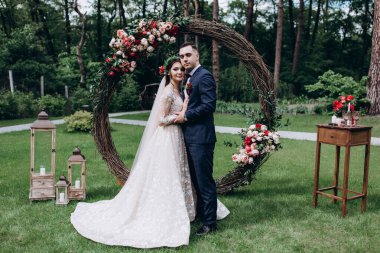 Bahçede düğün töreni, güzel yeni evliler. 