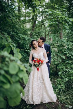 Ormanda genç bir çift. 