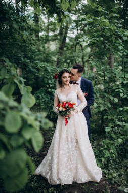 Ormanda genç bir çift. 