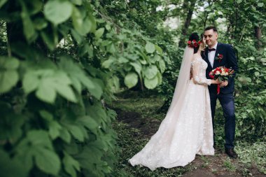 Ormanda genç bir çift. 