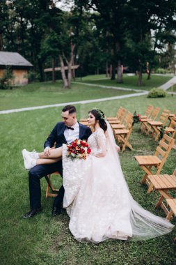 Gelin ve damat parkta sandalyede 