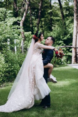 Parkta aşık mutlu bir çift.