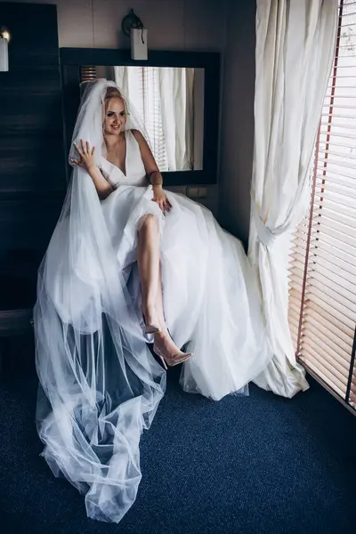 Güzel genç gelin düğün sabahı yatak odasında.       