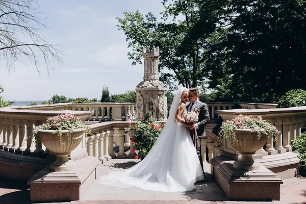 Güzel gelin ve damat düğün günlerinde eski şehir parkında poz veriyorlar. 