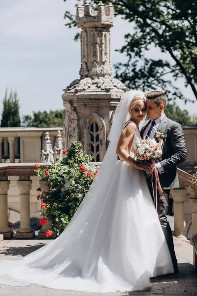 Güzel gelin ve damat düğün günlerinde eski şehir parkında poz veriyorlar. 