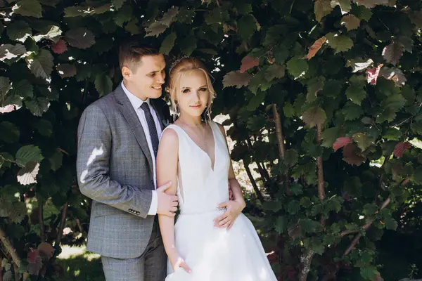 Güzel, mutlu, genç bir çift parkta poz veriyor.          